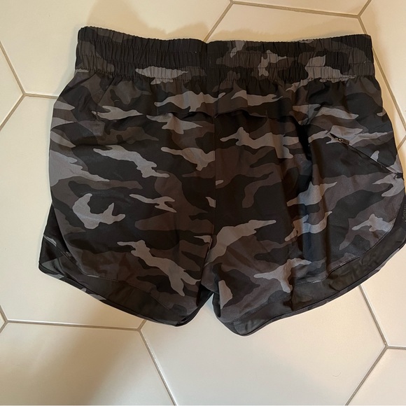 Athleta Small Printed Mesh Racer Run 4 Shorts Camo Lined Black Gray - Picture 4 of 4